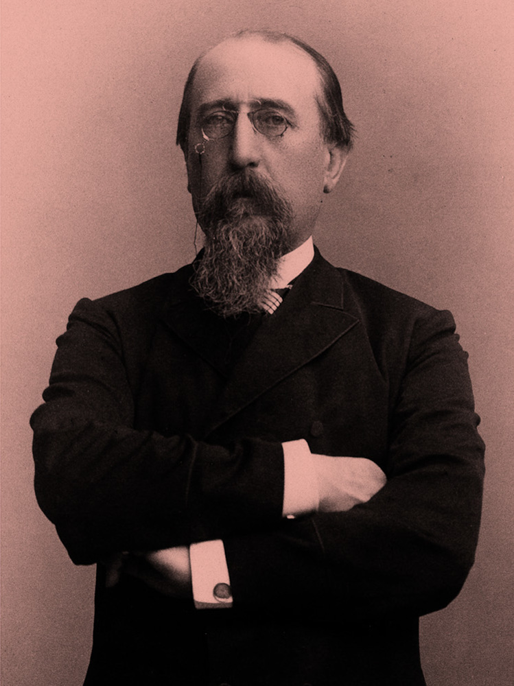 Kansikuva osalle 3 ”1882–1890: Kauppa ja politiikka – ensimmäinen senaattorikausi”: Leo Mechelin valokuvattuna vuonna 1890 tai 1895. Mechelin seisoo käsivarret ristissä.