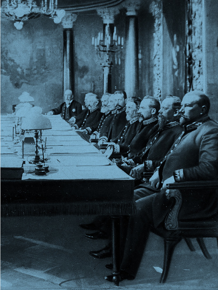 Kansikuva osalle 7 ”1905–1908: Äänioikeusuudistus – Mechelinin senaatti”: Mechelinin senaatti valokuvattuna 5.12.1905. Senaatin jäsenet ja senaatin varapuheenjohtaja Leo Mechelin istuvat pitkän pöydän ääressä. Kaikilla on senaatin virkapuku.