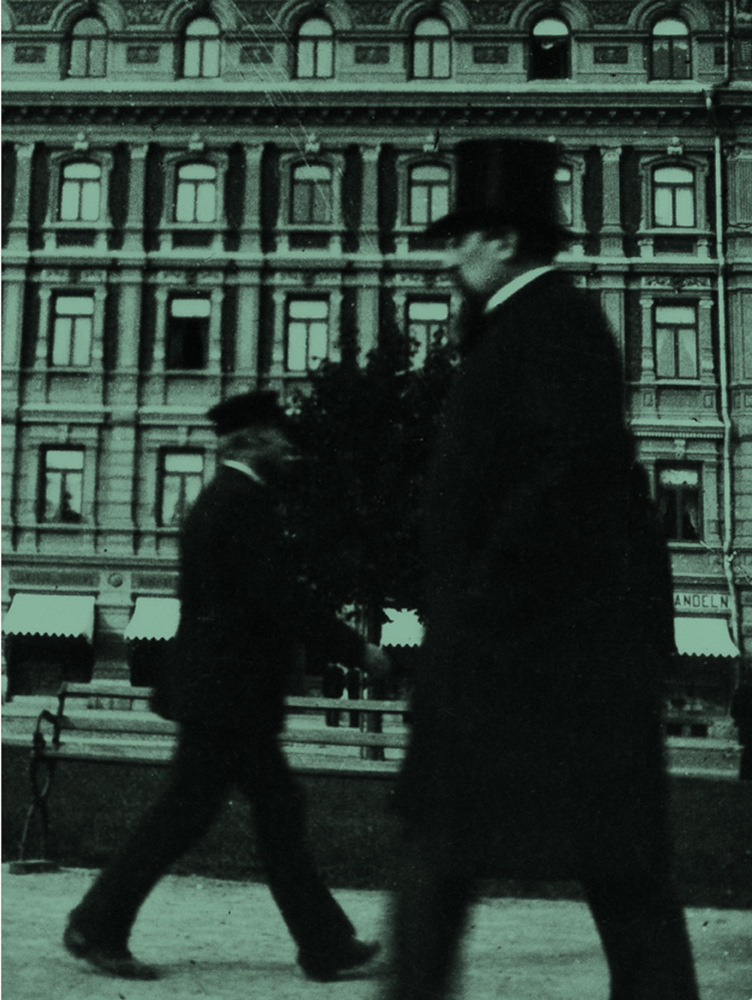 Kansikuva osalle 8 ”1908–1910: Pro Finlandia – toinen sortokausi”: valokuva Leo Mechelinistä kävelämässä Helsingissä. Taustalla Pohjoisesplanadi 25.