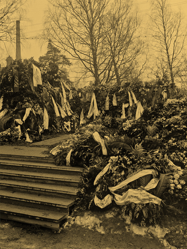 Kansikuva osalle 9 ”1910–1914: Kansainvälinen rauhantyö”: valokuva Leo Mechelinin haudasta 1914. Tuoreella haudalla todella runsaasti seppeleitä ja kukkia.